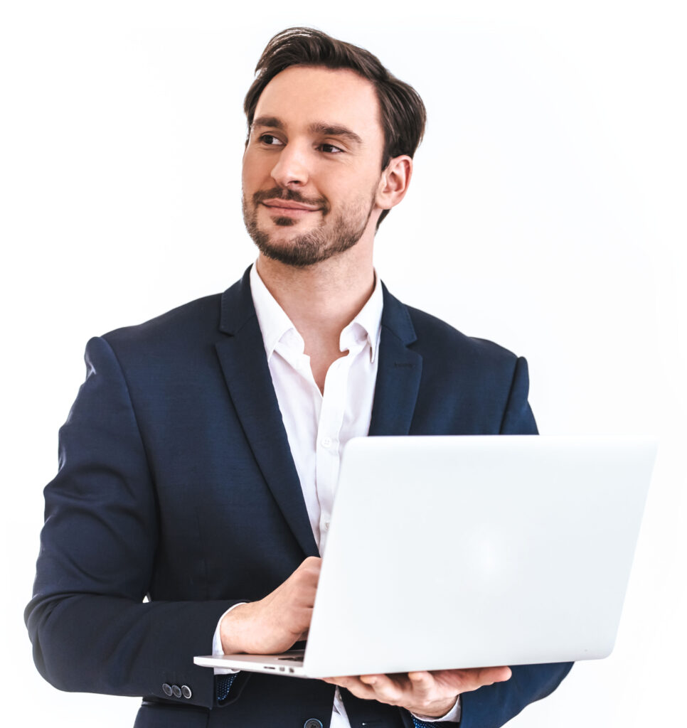Ein zufriedener Geschäftsmann, mit blauem Sakko, steht mit einem Laptop vor einem weißen Hintergrund.